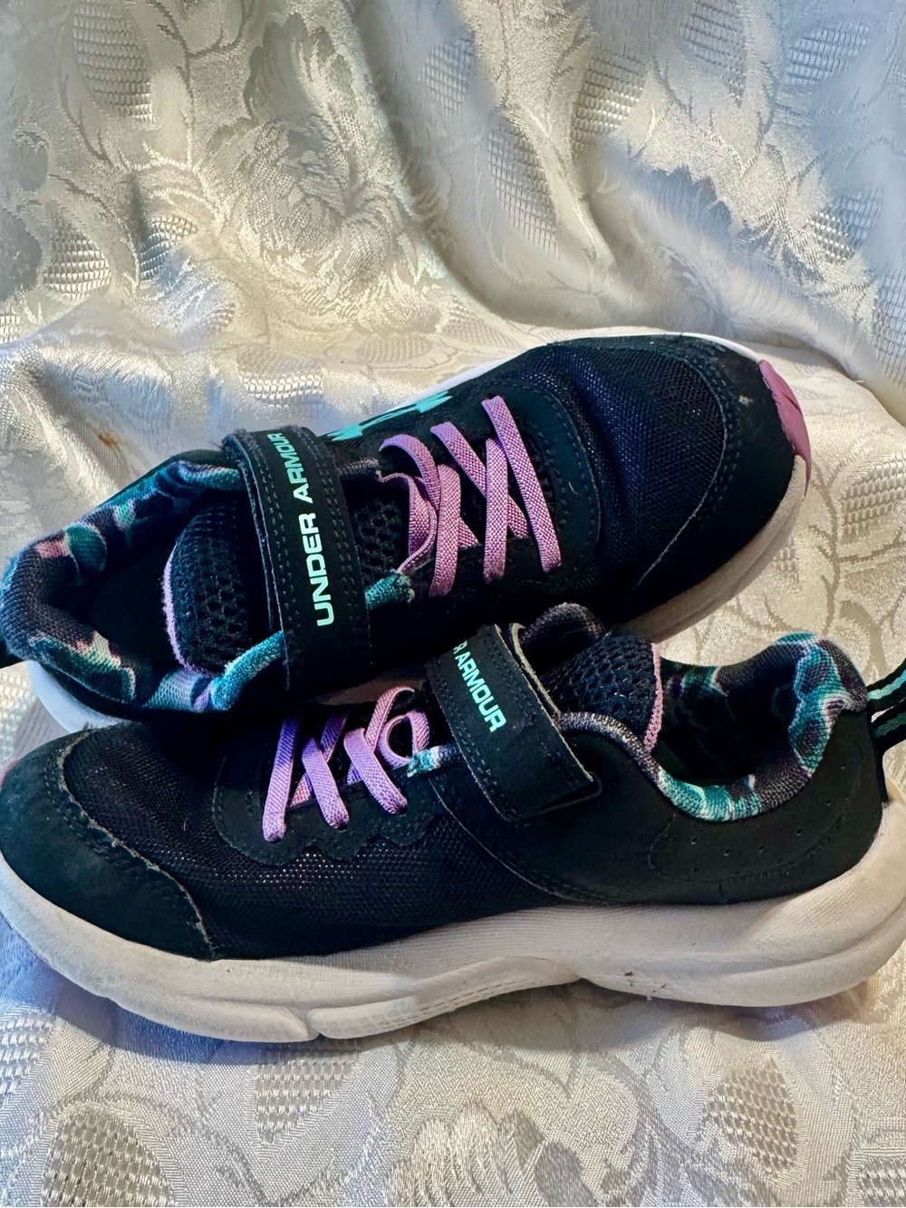Girls Under Armour Charged Size 2.5 Y